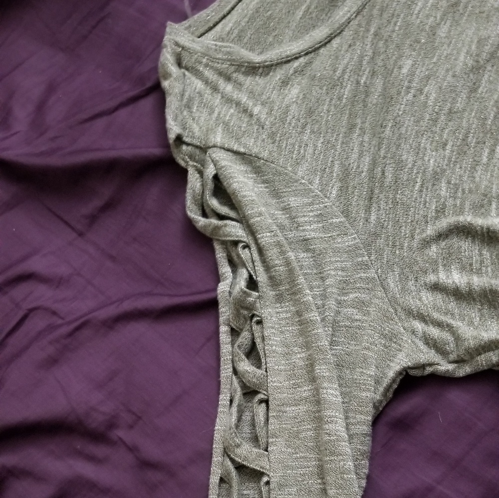 Light Heather Shirt With Sleeve Cutouts